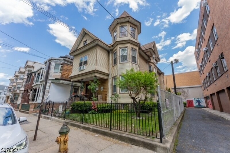 Foto principal - 228 Van Buren St