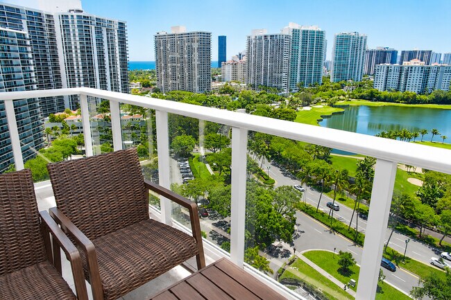 Foto del edificio - 3675 N Country Club Dr