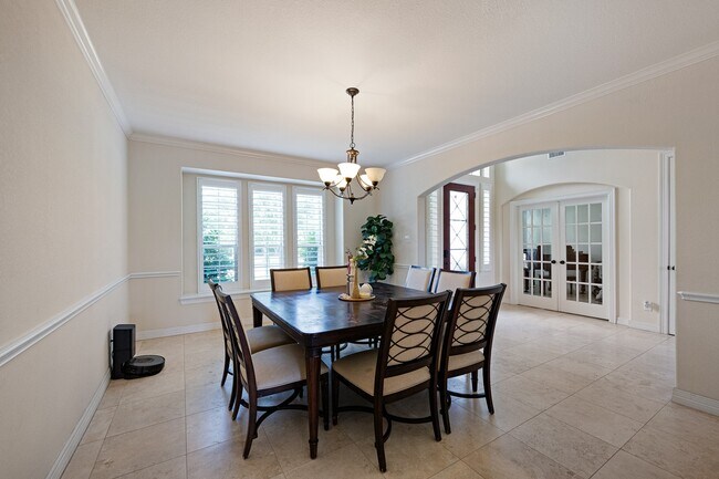 Building Photo - 4627 Miramar Dr