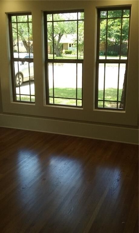 Foto del edificio - 909 Elmwood Dr