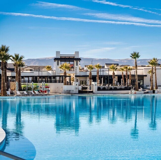 Building Photo - Amenities Galore! Desert Color 3 Bed townhome