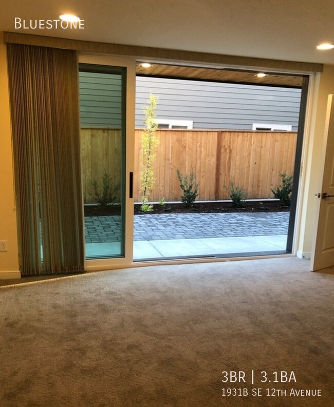 Building Photo - Huge Modern Townhome with AC and Washer/Dryer