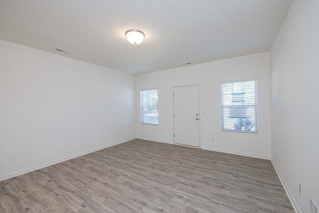 Building Photo - Beautiful Modern 2-Bedroom Townhome -AVAILABLE SEPTEMBER 2026