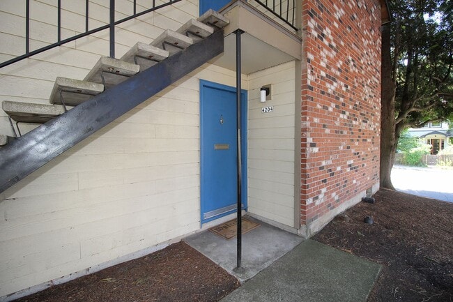 Building Photo - 4232-4232 SE Cesar Estrada Chavez Blvd