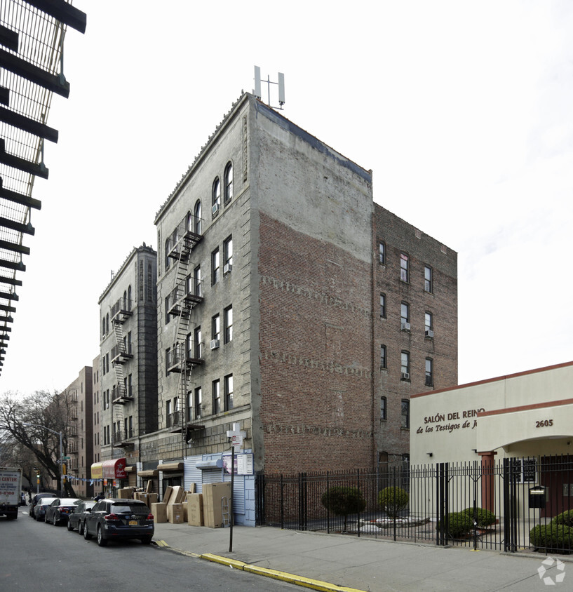 Building Photo - 2597 Jerome Ave