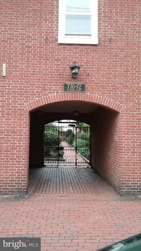 Building Photo - 772 S Front St