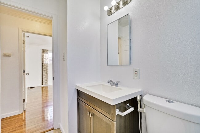 Building Photo - Big Family 3Bed 2bed Spacious Inside and Outside - Home to make memories