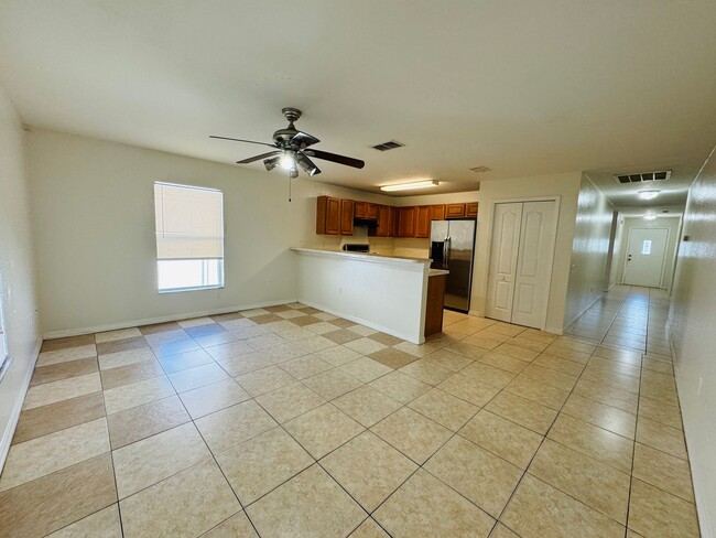 Building Photo - Charming 4 beds 2 baths in Poinciana