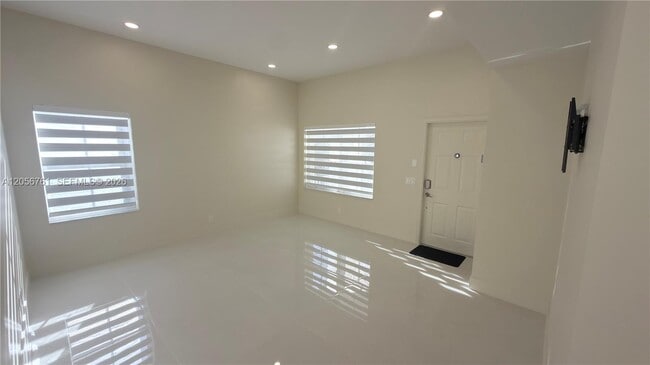 Building Photo - 692 Maplewood Ct