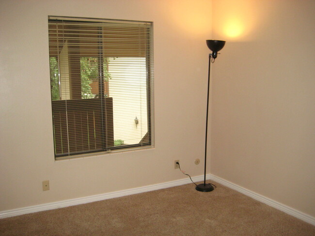 Building Photo - 6885 Countrywoods Cir