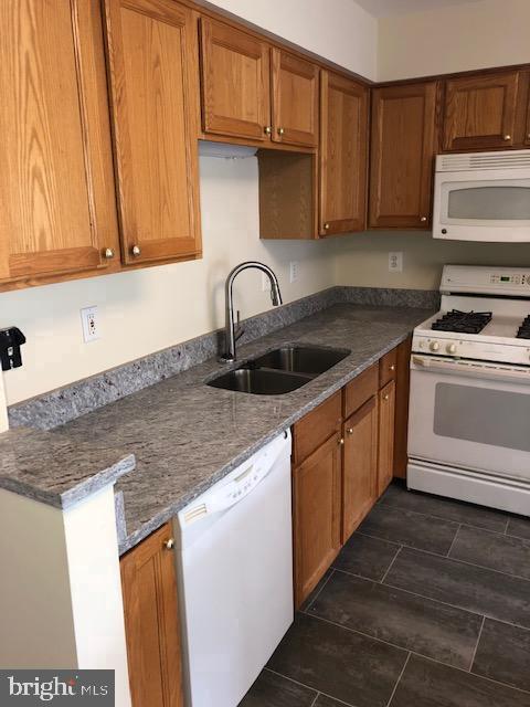 Foto del edificio - 12300 Sweetbriar Pl