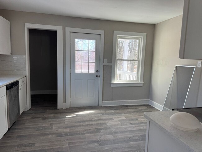 Building Photo - 560 Ashton Ave