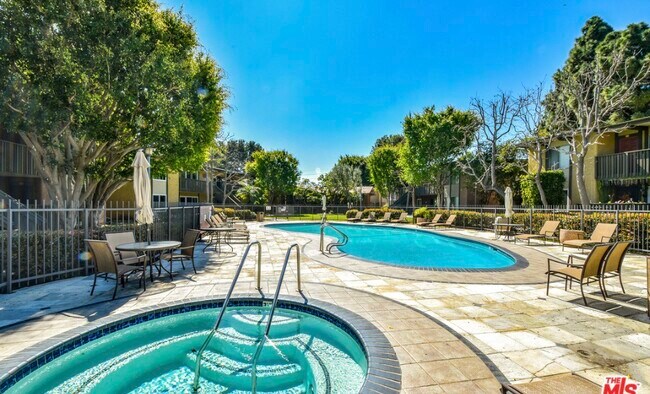 Foto del edificio - 23300 Marigold Ave