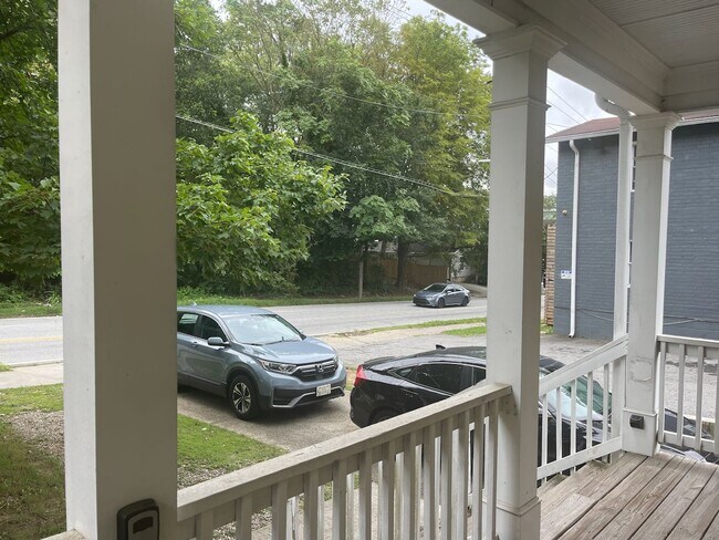 Building Photo - Cute Bungalow, Less Than Half Mile From We...