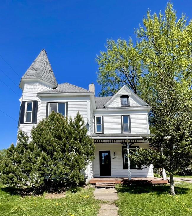 Building Photo - 302 4th St N
