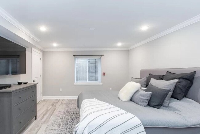 Building Photo - Spacious 2 Bed & 2 Bath Now Available in E...