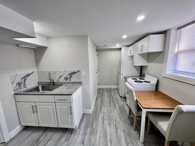 Photo du bâtiment - 1518 University Ave W