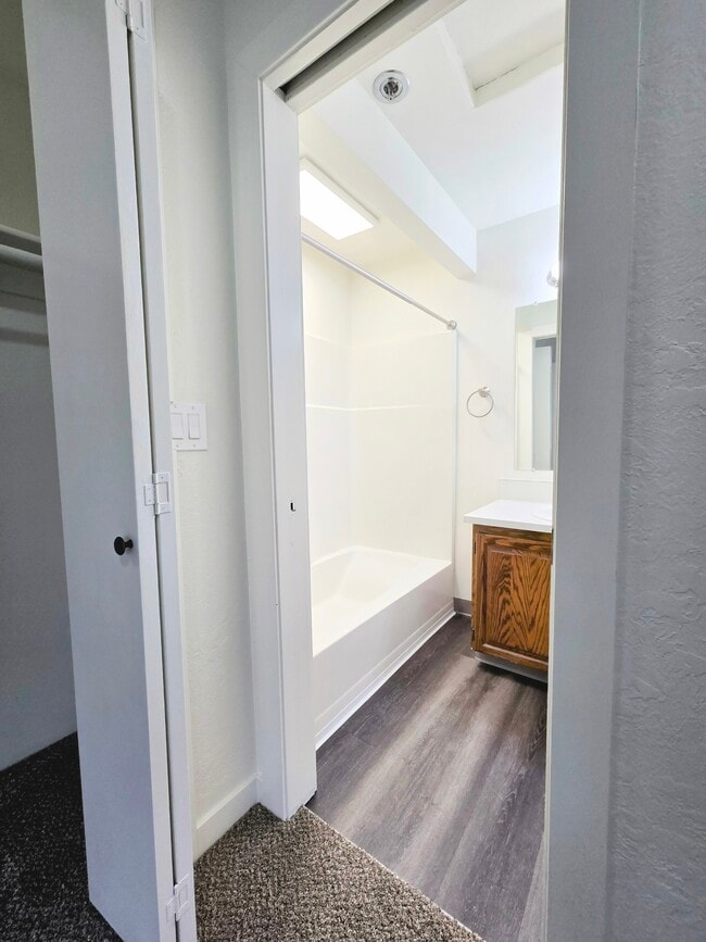 SEGUNDO BAÑO COMPLETO - St James Condominiums