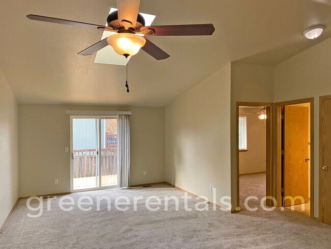 Foto del edificio - Updated 2BD/1BA Duplex in Desirable Yelm N...