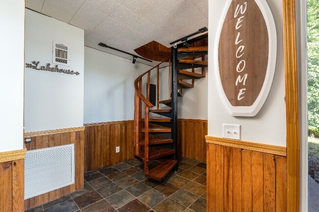 Building Photo - 125 Shirley St