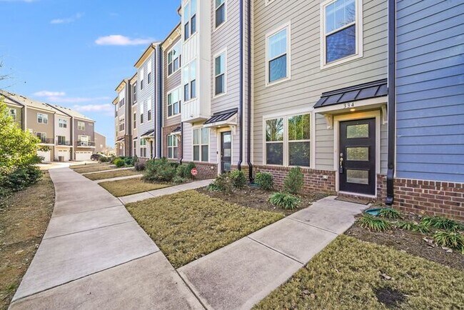 Foto del edificio - 2BR Townhome w/ 2 En-Suite Baths + Garage in 28208