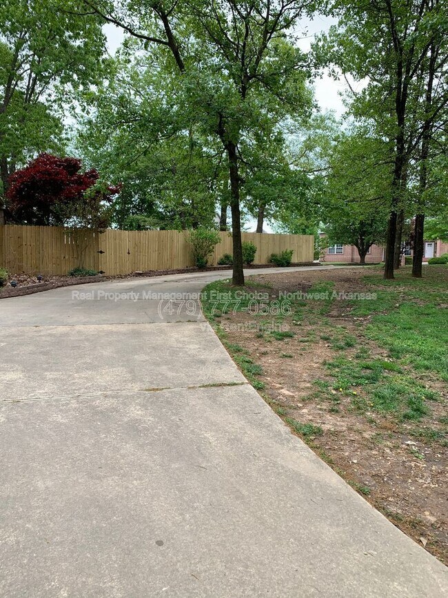 Foto del edificio - 300 Genesis Dr