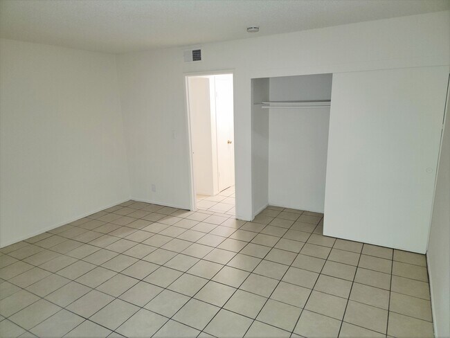 Building Photo - 505 W Berkeley Ct