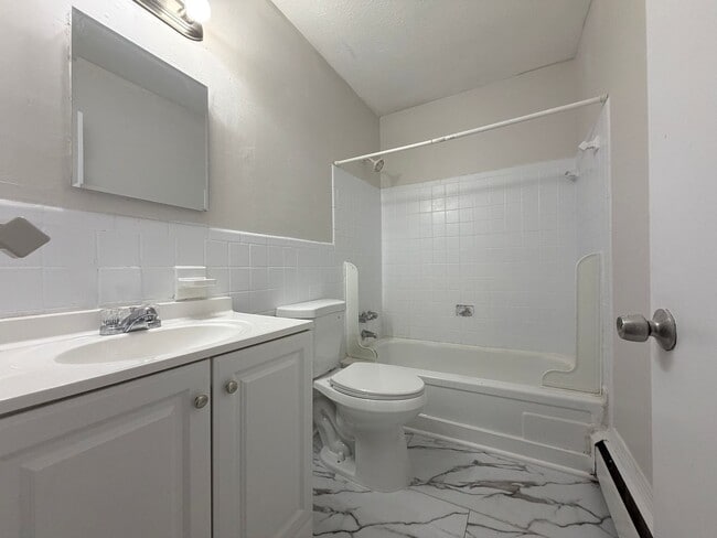 Building Photo - Spacious 1–3 Bedroom Apartments in South Louisville | Cedar Chase