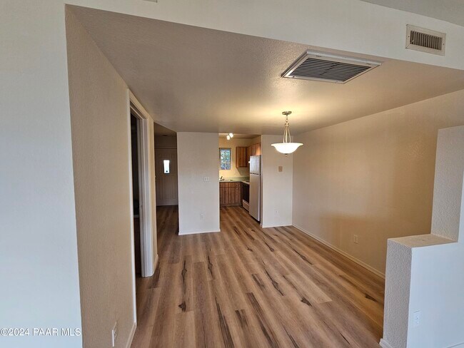 Building Photo - 3160 N Navajo Dr