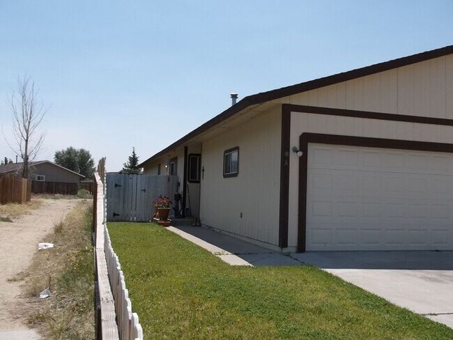 Building Photo - Duplex For Rent in Gardnerville Ranchos