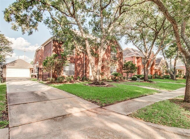 Building Photo - 2735 Oakland Dr
