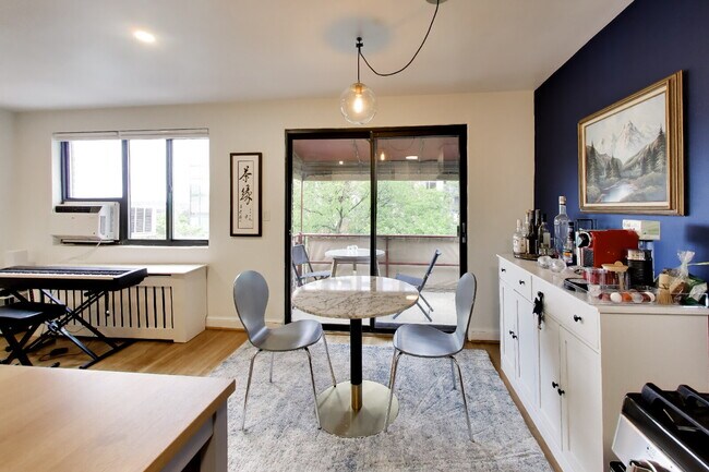 Foto del edificio - Top-Floor Rosslyn Condo with Georgetown Views