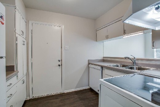 Building Photo - ALAMO HEIGHTS DUPLEX - LARGE CORNER LOT