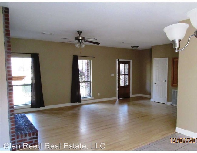 Building Photo - 10 Loren Ln