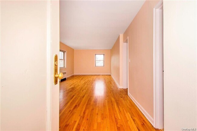Foto del edificio - 330 S Broadway
