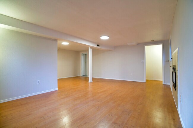 Building Photo - 809 S Summit Ave