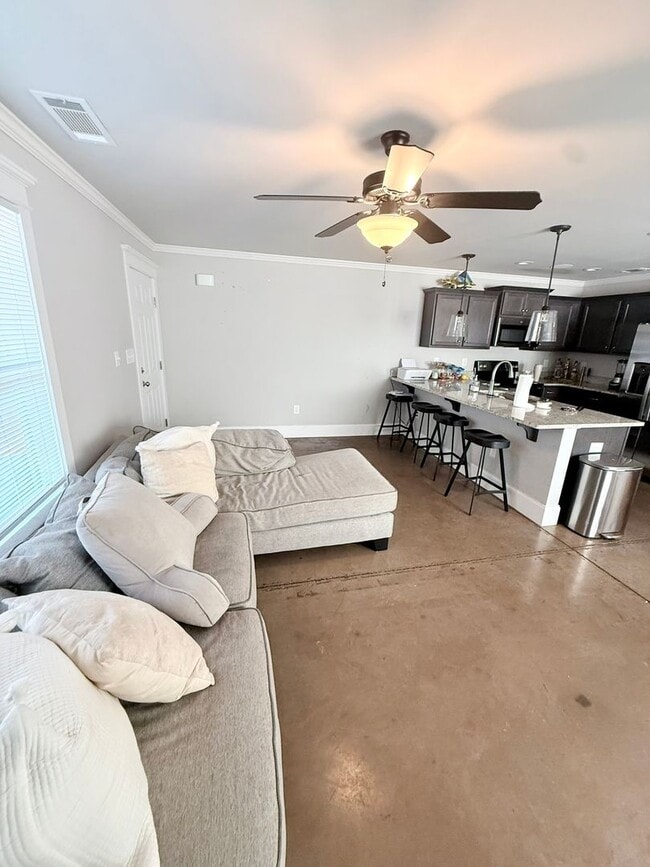 Building Photo - 4 BR/ 4 BA Home Located on MLK