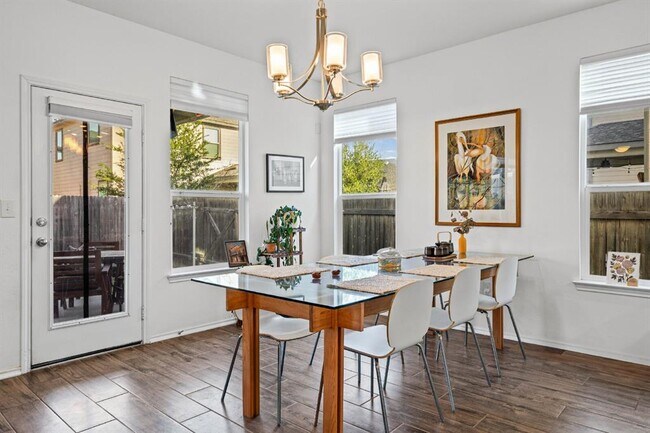 Foto del edificio - 6316 Carriage Pines Dr