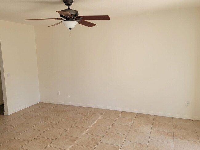 Foto del edificio - 3 Bedroom 1 3/4 Bath HOUSE with 2 car garage