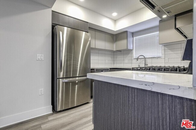 Foto del edificio - 5030 Rosewood Ave