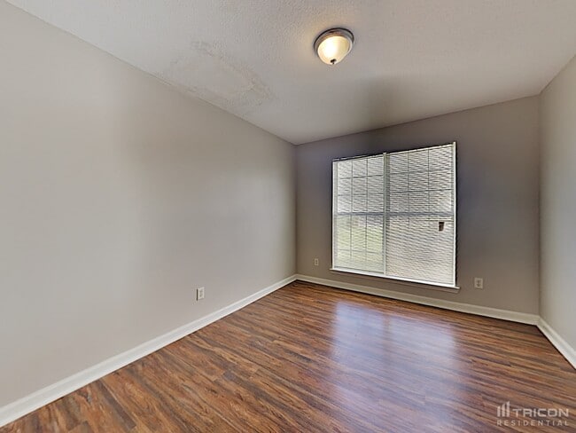 Building Photo - 105 River View Ct