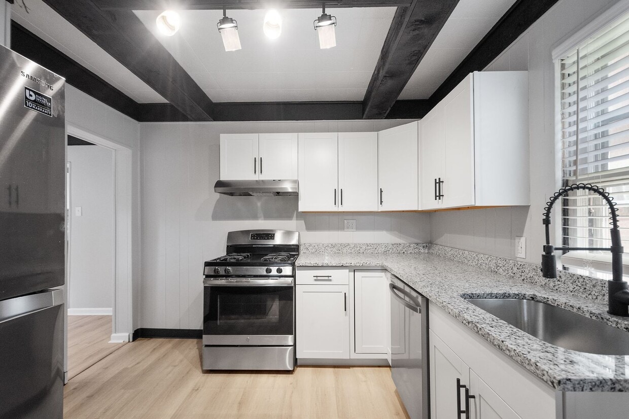 Foto principal - SCORE 50% OFF 1ST MONTH'S RENT IF SIGNED BY DEC 5! Stunning 5 bedroom home in Sheraden available ...