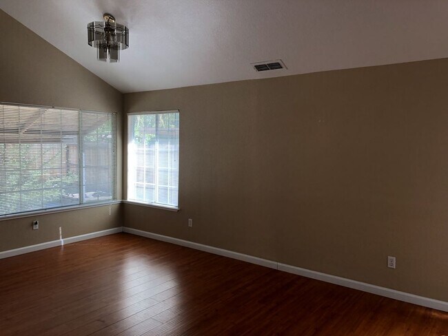 Building Photo - Beautiful 4 Bedroom Bonus Room in Garage