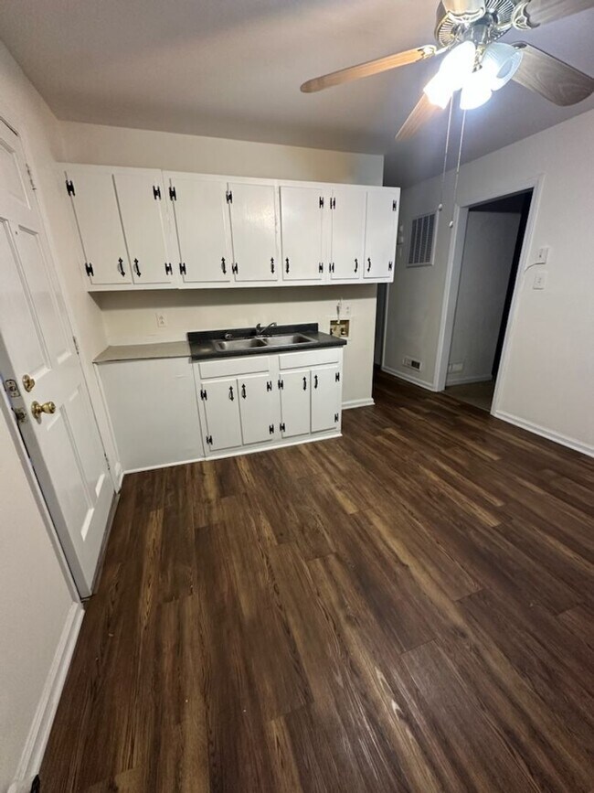 Building Photo - Sixteenth St Duplex-ZEE