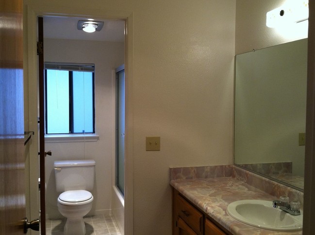 Building Photo - 2 br, 1 bath House - 1048 Baden Avenue