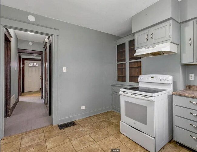 Foto del edificio - Spacious 5-Bed Gem with 2 Kitchens in Prime Cincinnati Location – Freshly Updated!