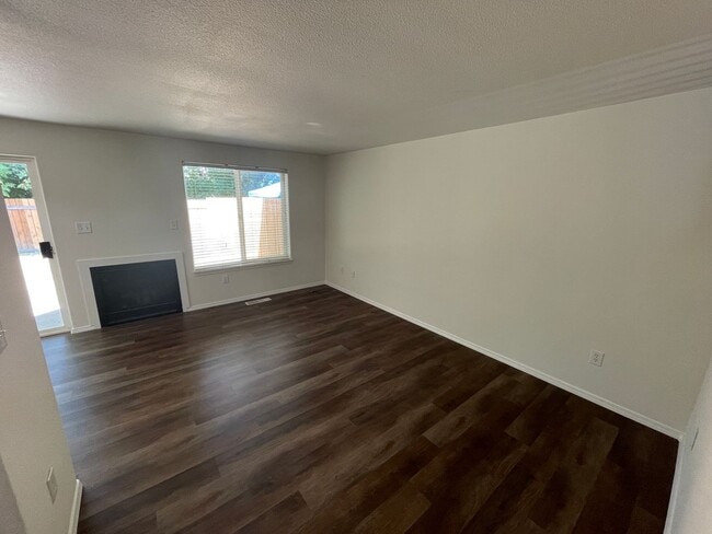 Building Photo - 315