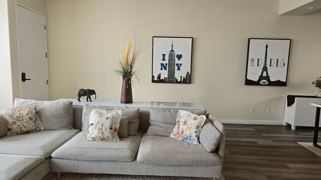 Foto del edificio - Bright, Spacious 3 Bedroom Home with Garage, A/C, Private Outdoor Space + Prime South Bay Location