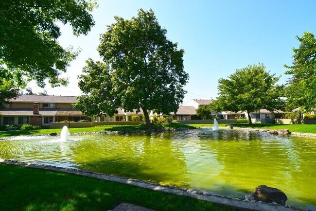 Building Photo - Spacious 1400sf, 3 Bed 2.5 Bath Townhouse ...