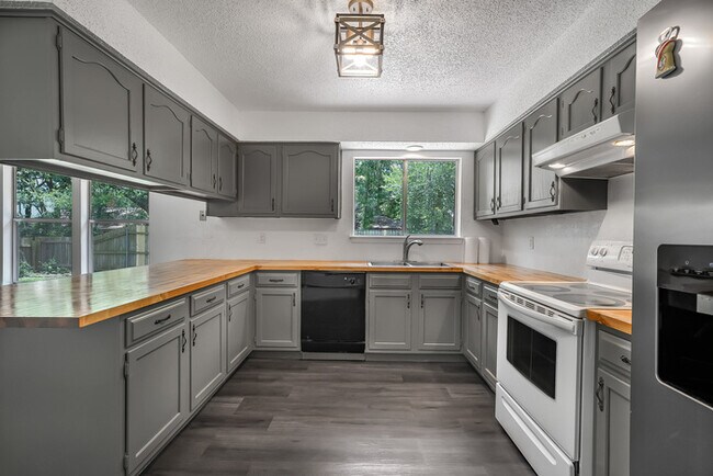 Foto del edificio - 4209 Harcourt Dr